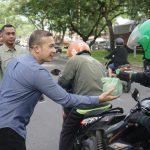 Solidaritas, Bapenda Kota Medan Bagikan 1.000 Nasi Bungkus untuk Driver Ojol