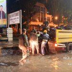 Ditengah Kondisi Banjir, Satpol PP Medan Ikut Gerak Cepat Bantu Kenyamanan Warga