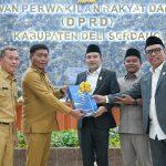 Lom Lom Suwondo Sampaikan LKPJ Bupati Deli Serdang TA 2025 di Rapat Paripurna