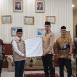 Dirut Perumda Tirtanadi Bagikan 5.974 Handuk Untuk Jamaah Haji Embarkasi Medan